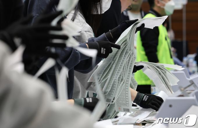 [사진] 수검표 개표작업 돌입