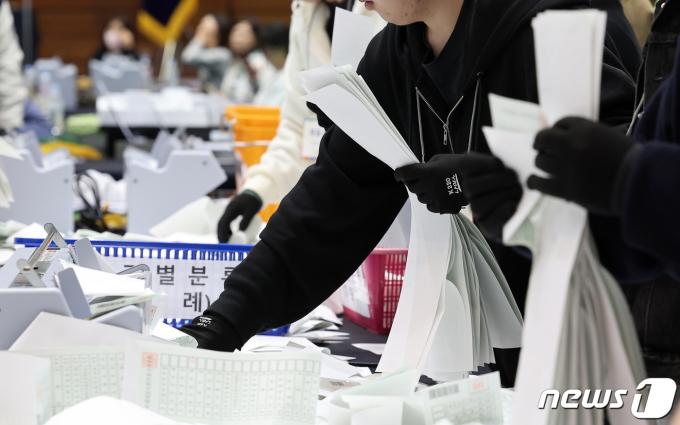[사진] '30년만에 재도입' 수검표 개표작업 돌입