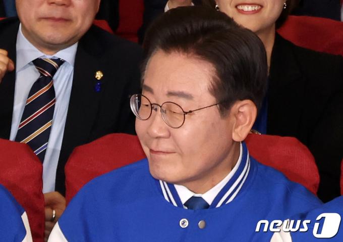 이재명 더불어민주당 대표가 10일 오후 서울 여의도 국회 의원회관에 마련된 제22대 국회의원선거 개표상황실에서 출구조사 결과를 확인고 있다. (공동취재) 2024.4.10/뉴스1 ⓒ News1 임세영 기자