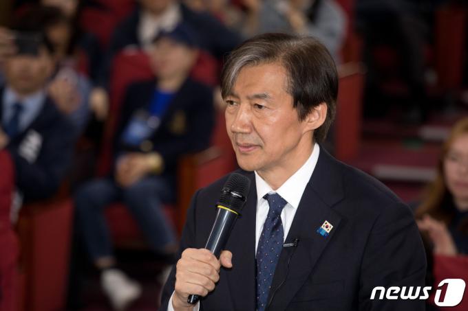 [사진] 출구조사 결과 발표 뒤 입장 밝히는 조국