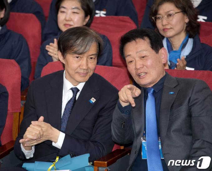 [사진] 출구조사 결과 지켜보는 조국