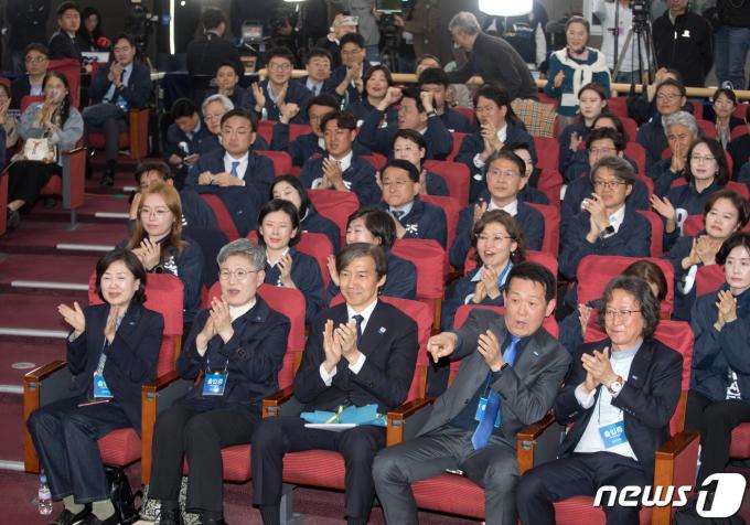 [사진] 출구조사 결과 지켜보는 조국혁신당