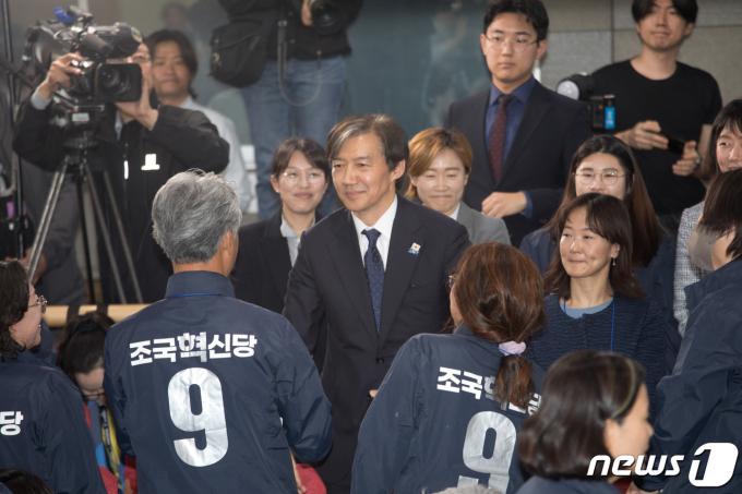 [사진] 개표상황실 나서는 조국 대표