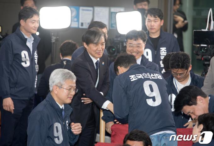 [사진] 상황실 나서는 조국 대표
