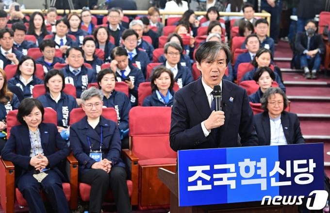 [사진] 입장 밝히는 조국