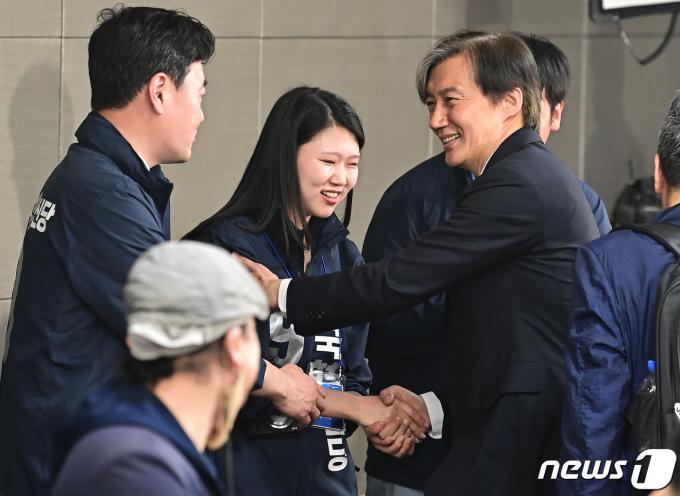 [사진] 당원들과 인사하는 조국 대표