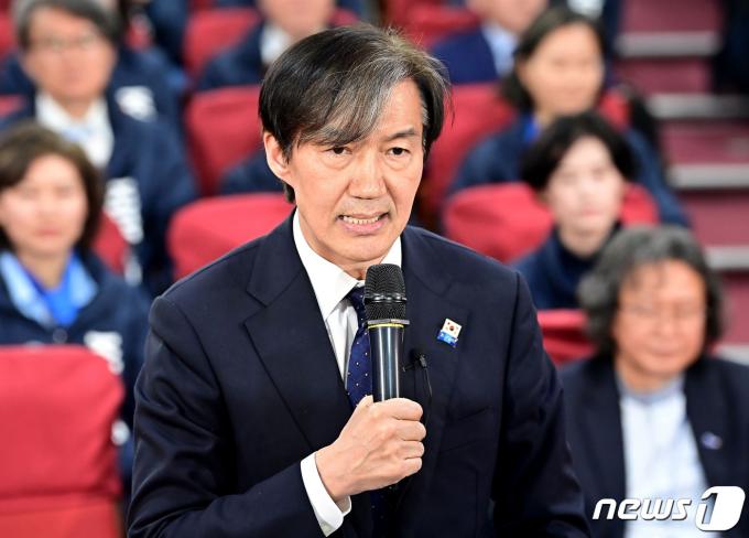 [사진] 입장 밝히는 조국 대표