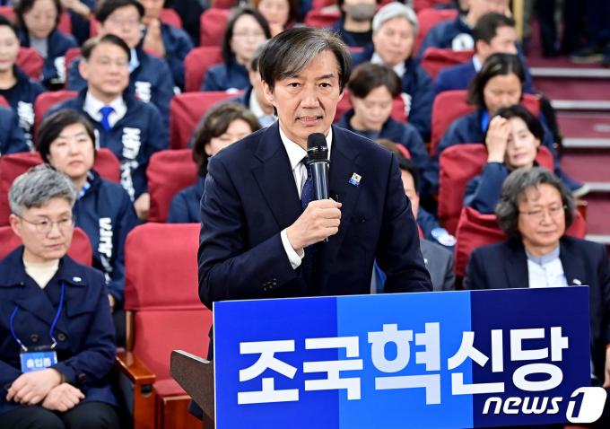 [사진] 출구조사 확인 뒤 입장 밝히는 조국