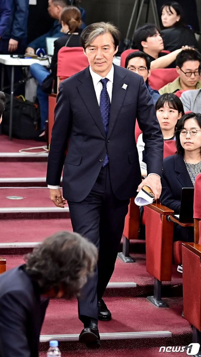 [사진] 개표상황실 들어서는 조국 대표