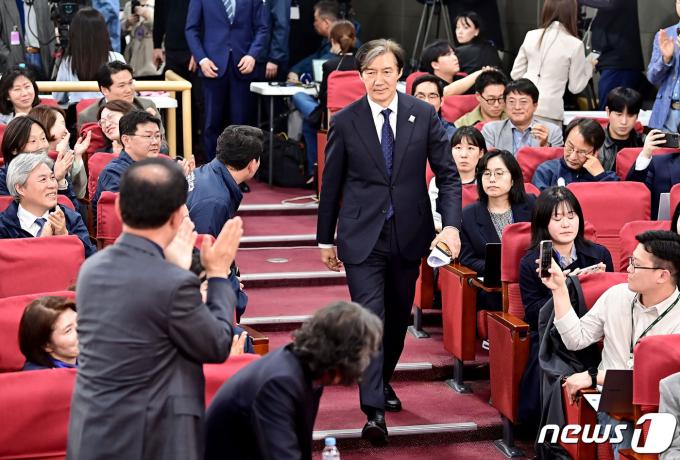 [사진] 개표상황실 들어서는 조국