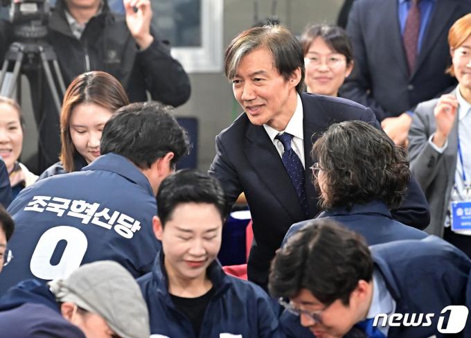 [사진] 인사하는 조국