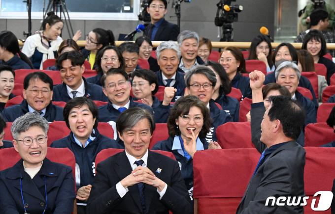 [사진] 개표 방송 보는 조국 대표