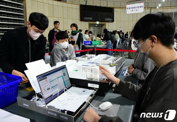 [사진] 개표작업 시작