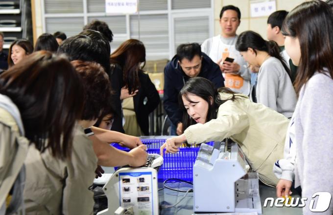 [사진] 개표작업 시작