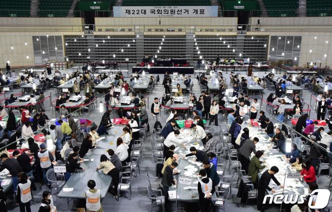 [사진] 개표작업 시작