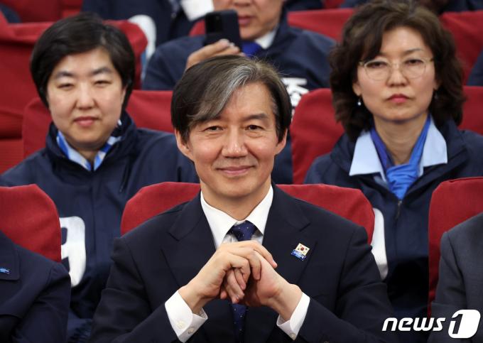 [사진] 웃음 짓는 조국