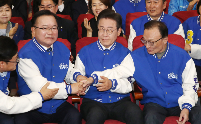 이재명 더불어민주당 대표, 이해찬·김부겸 상임공동선거대책위원장이 10일 오후 서울 여의도 국회 의원회관에 마련된 제22대 국회의원선거(총선) 민주당 개표 상황실에서 방송사 출구조사 결과를 지켜본 후 손을 잡고 있다. / 사진=공동취재 