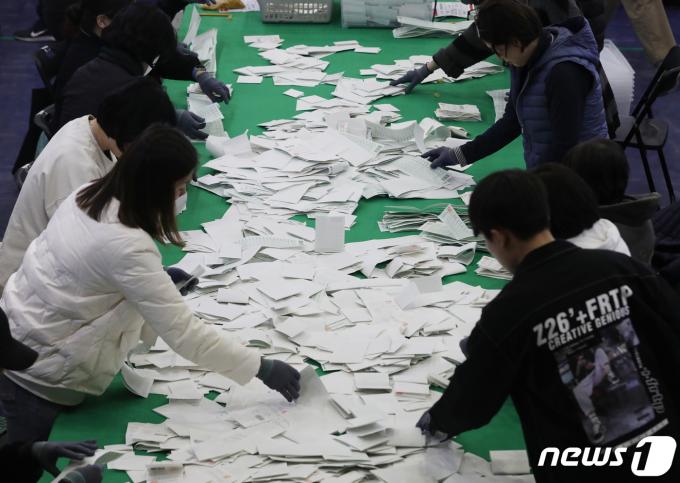 제22대 국회의원 선거 투표가 종료된 10일 오후 부산 남구 부경대학교 대연캠퍼스 체육관에 마련된 개표소에서 개표사무원들이 투표지 분류 작업을 하고 있다. 2024.4.10/뉴스1 ⓒ News1 윤일지 기자