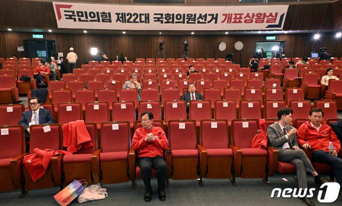 [사진] 적막감 흐르는 국민의힘 개표상황실