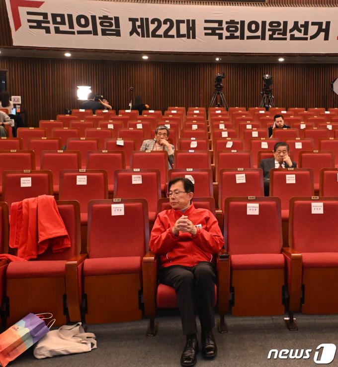 [사진] 적막감 흐르는 국민의힘 개표상황실