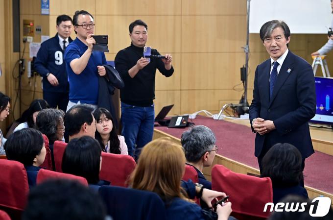 [사진] 당원들과 대화하는 조국 대표