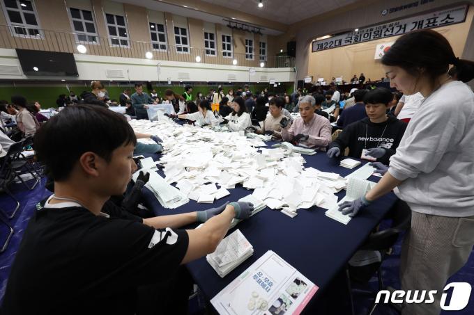 [사진] 수개표로 진행되는 22대 총선