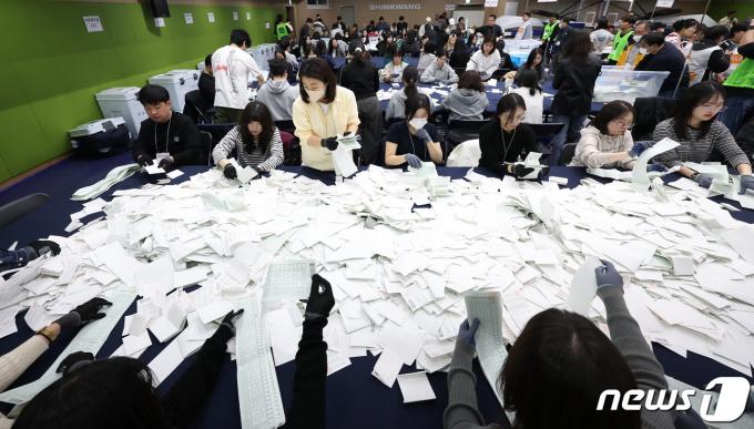 [사진] 개표로 분주한 손길