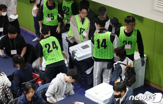 [사진] 개표소에 도착한 투표함