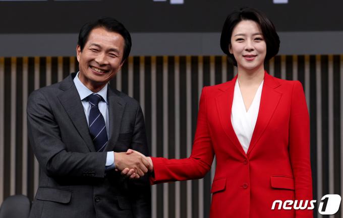 송기호 더불어민주당 송파을 후보자와 배현진 국민의힘 후보자가 2일 오후 서울 서초구 아리랑TV에서 열린 제22대 국회의원선거 방송토론회에 앞서 악수를 하고 있다. 2024.4.2/뉴스1 ⓒ News1 장수영 기자