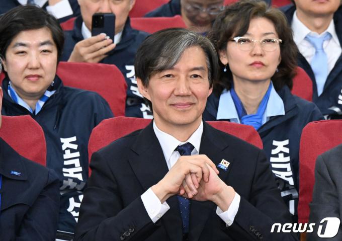 [사진] 미소짓는 조국