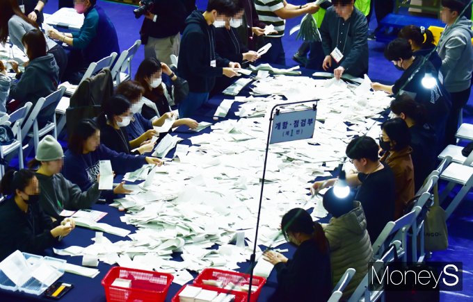 [머니S포토] 대한민국 미래 바꿀 선거, 매의 눈으로 개표에 점검 또 점검