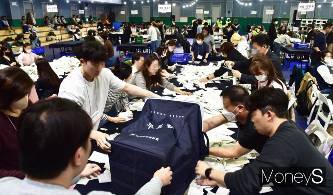 [머니S포토] 후끈후끈 덥다더워… 뜨거운 개표현장