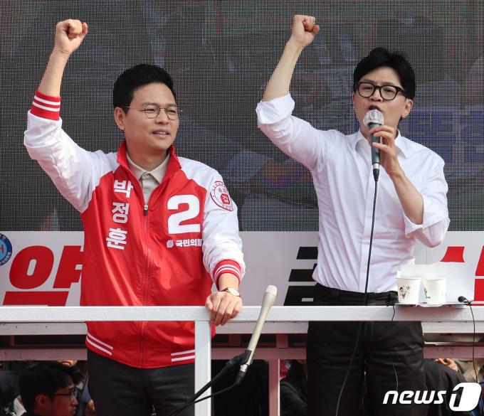 한동훈 국민의힘 총괄선대위원장이 4일 서울 송파구 송파여성문화회관 인근에서 박정훈 송파구갑, 배현진 송파구을 후보 지지 유세를 하고 있다. 2024.4.4/뉴스1 ⓒ News1 송원영 기자