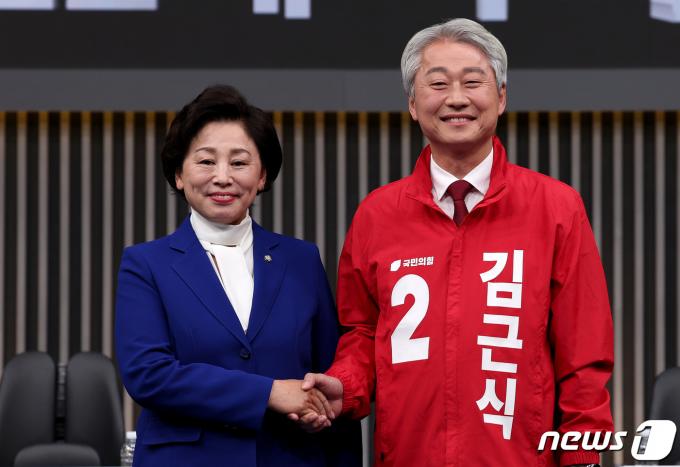 남인순 더불어민주당 송파병 후보자와 김근식 국민의힘 후보자가 2일 오후 서울 서초구 아리랑TV에서 열린 제22대 국회의원선거 방송토론회에 앞서 악수를 하고 있다. 2024.4.2/뉴스1 ⓒ News1 장수영 기자