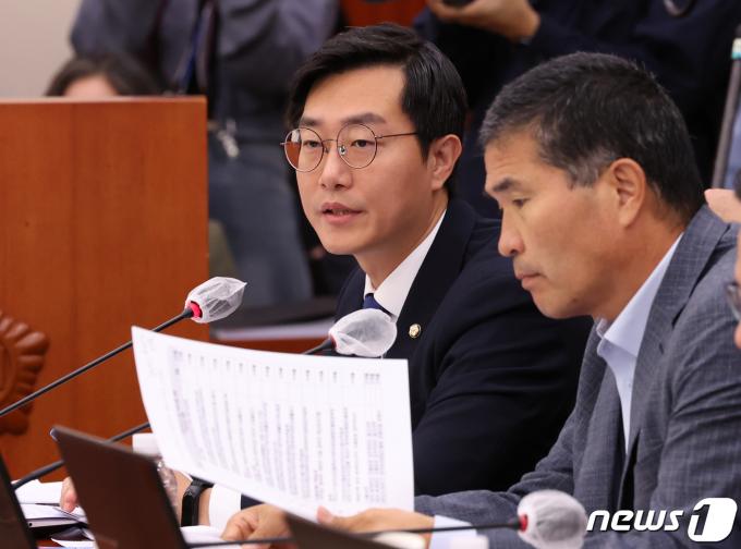 장경태 더불어민주당 의원이 5일 서울 여의도 국회에서 열린 김행 여성가족부 장관 후보자 인사청문회에서 발언을 하고 있다. 2023.10.5/뉴스1 ⓒ News1 송원영 기자
