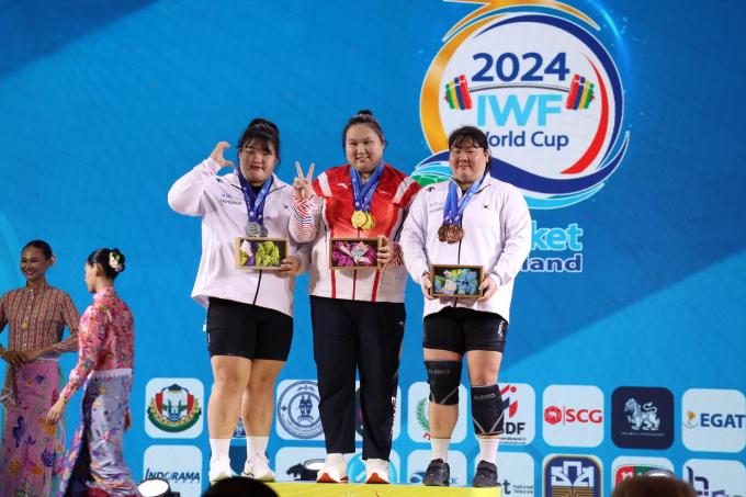 박혜정(맨 왼쪽)이 10일 태국에서 열린 국제역도연맹(IWF) 월드컵 여자 87㎏ 이상급 경기에서 2위를 차지한 뒤 기념 촬영을 하고 있다. (대한역도연맹 제공)
