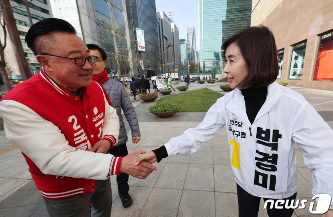 고동진 국민의힘 강남구병 후보(왼쪽)와 박경미 더불어민주당 강남구병 후보가 2일 오전 서울 강남구 코엑스 G20 광장에서 봄맞이 대청소를 마친 후 악수하고 있다. 2024.4.2/뉴스1 ⓒ News1 김성진 기자
