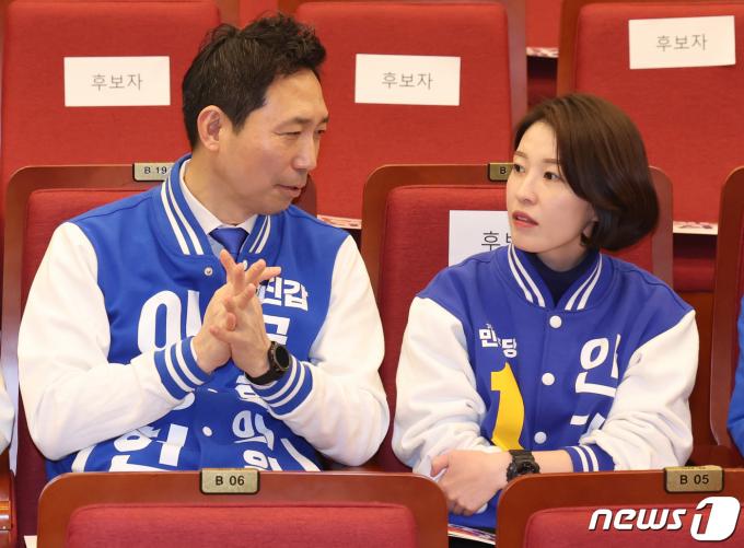 더불어민주당 이정헌 광진갑, 안귀령 도봉갑 후보가 20일 서울 여의도 국회 도서관에서 열린 '서울특별시당 선거대책위원회 출범식'에서 기념촬영을 하고 있다. 2024.3.20/뉴스1 ⓒ News1 송원영 기자