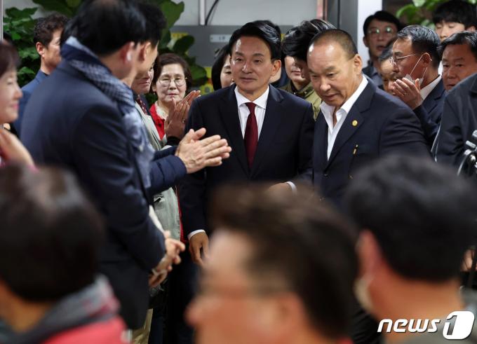 [사진] 선거 상황실 찾은 원희룡 후보