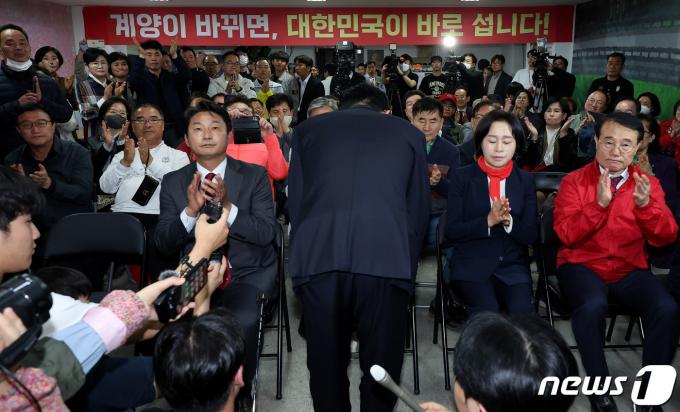 [사진] 지지자들에게 인사하는 원희룡 후보