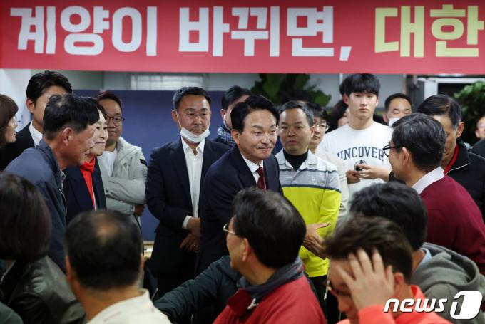 [사진] '명룡대전' 선거 상황실 찾은 원희룡 후보