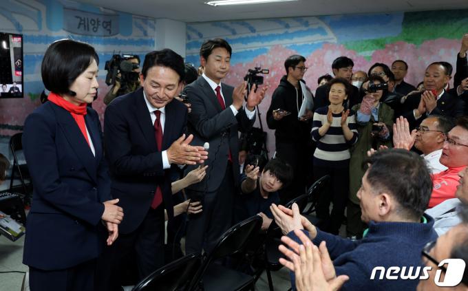 [사진] 지지자들에게 박수 보내는 원희룡 후보