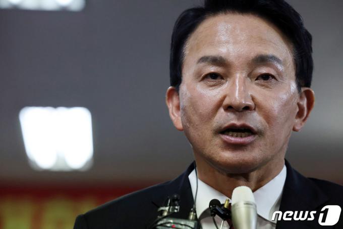[사진] 선거사무소 상황실 찾은 원희룡 후보