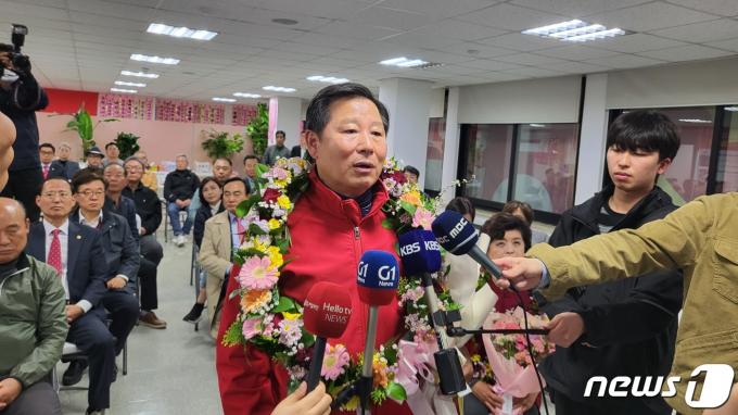 [사진] 당선 소감 밝히는 국민의힘 이철규