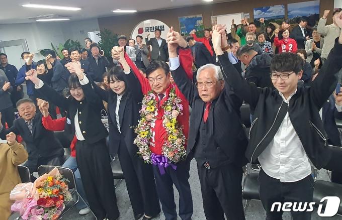 [사진] 국힘 정점식 후보, 통영고성 국회의원 당선
