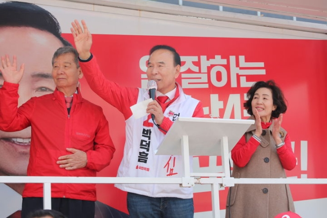 22대 총선 충북 동남4군(보은·옥천·영동·괴산) 선거구에서 박덕흠 국민의힘 후보의 당선이 유력하다. /사진=뉴시스(박덕흠 후보 캠프 제공)