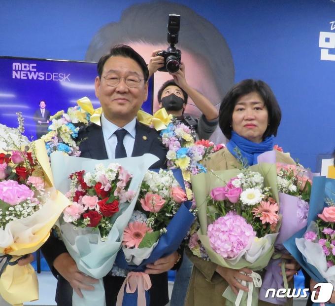 [사진] 꽃다발 든 김교흥