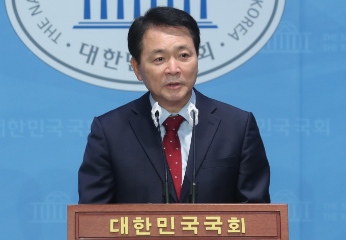 성일종 국민의힘 후보가 제22대 국회의원 선거에서 충남 서산태안에서 당선이 확실시 되고 있다. 사진은 성 후보가 국회에서 기자회견을 하는 모습. /사진=뉴시스