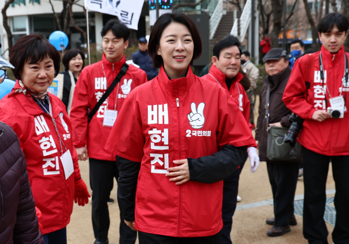 배현진 국민의힘 서울 송파을 후보가 당선이 확실시 되고 있다. 사진은 배 후보가 선거 운동을 하는 모습. /사진=뉴스1