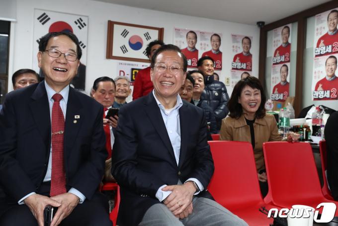 [사진] 당선 유력에 미소 짓는 권영세